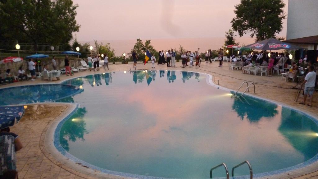 Ahilea Hotel - Free Pool Access Balchik Bagian luar foto