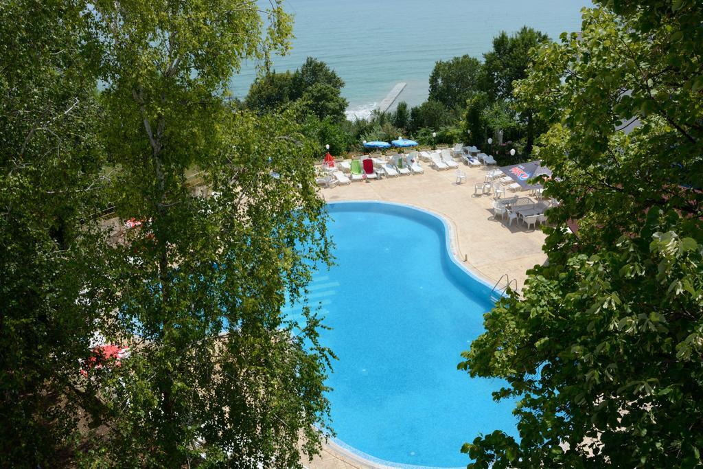 Ahilea Hotel - Free Pool Access Balchik Bagian luar foto