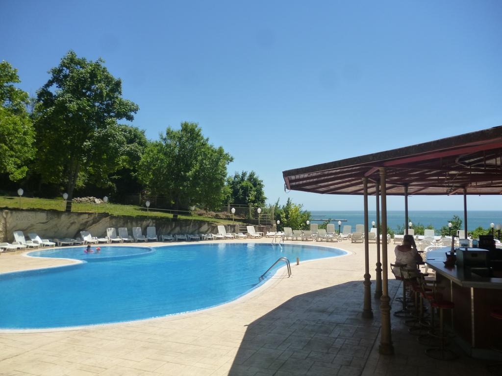 Ahilea Hotel - Free Pool Access Balchik Bagian luar foto