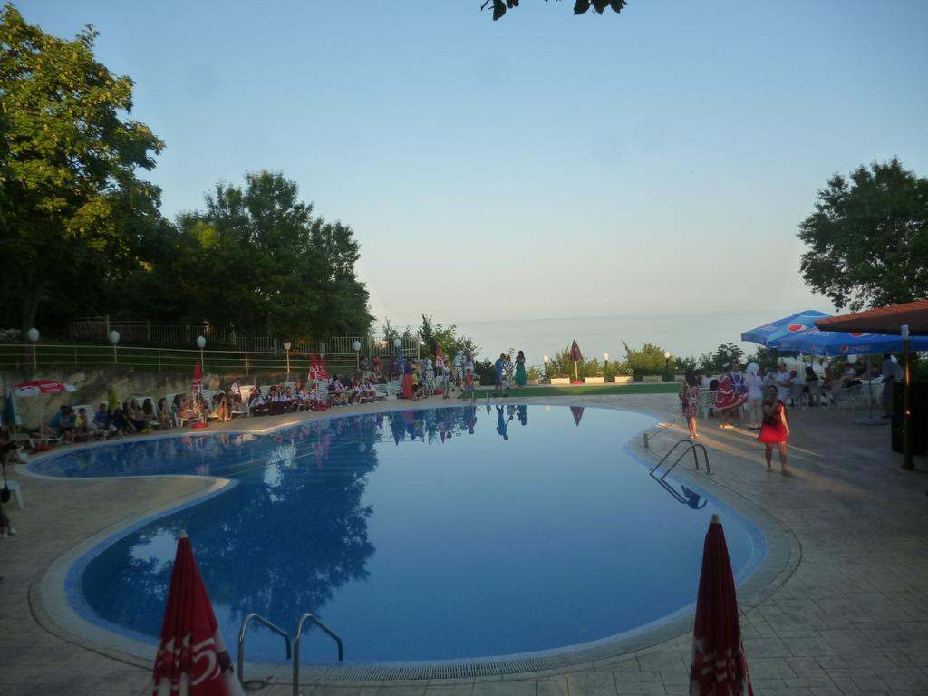 Ahilea Hotel - Free Pool Access Balchik Bagian luar foto