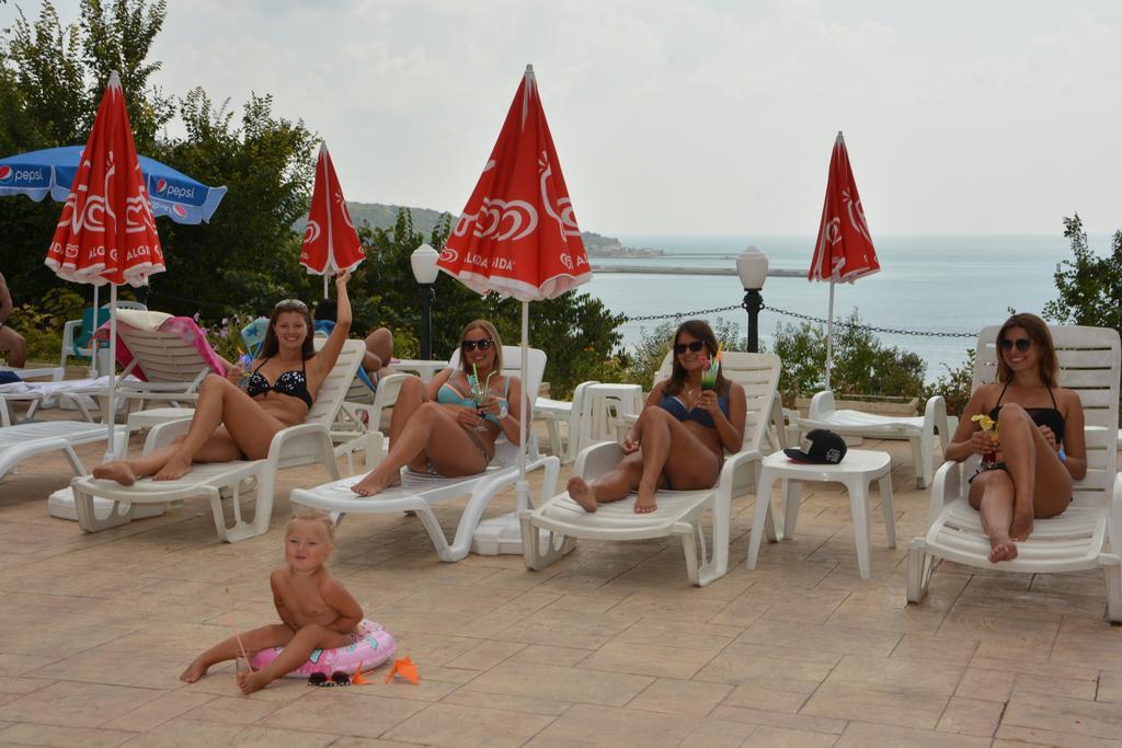 Ahilea Hotel - Free Pool Access Balchik Bagian luar foto