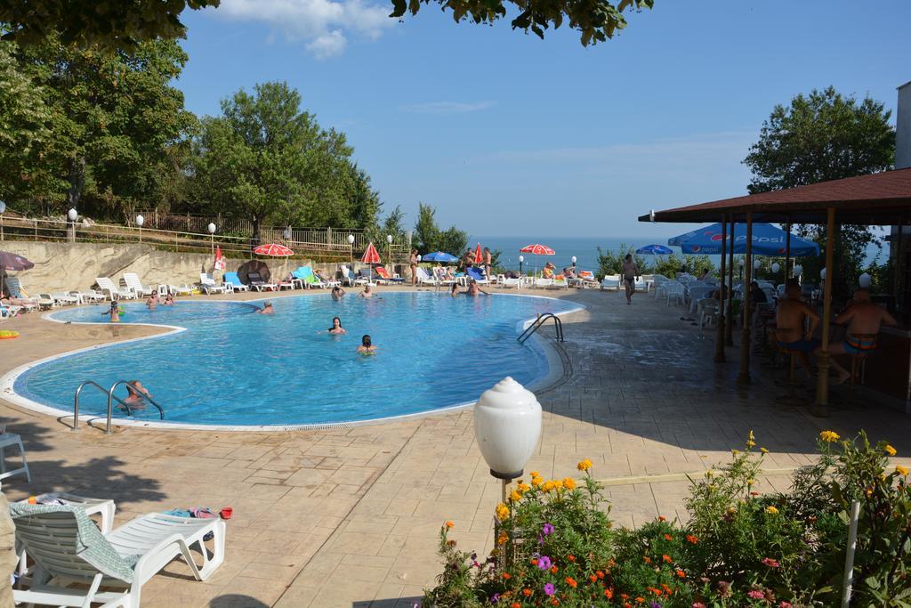 Ahilea Hotel - Free Pool Access Balchik Bagian luar foto