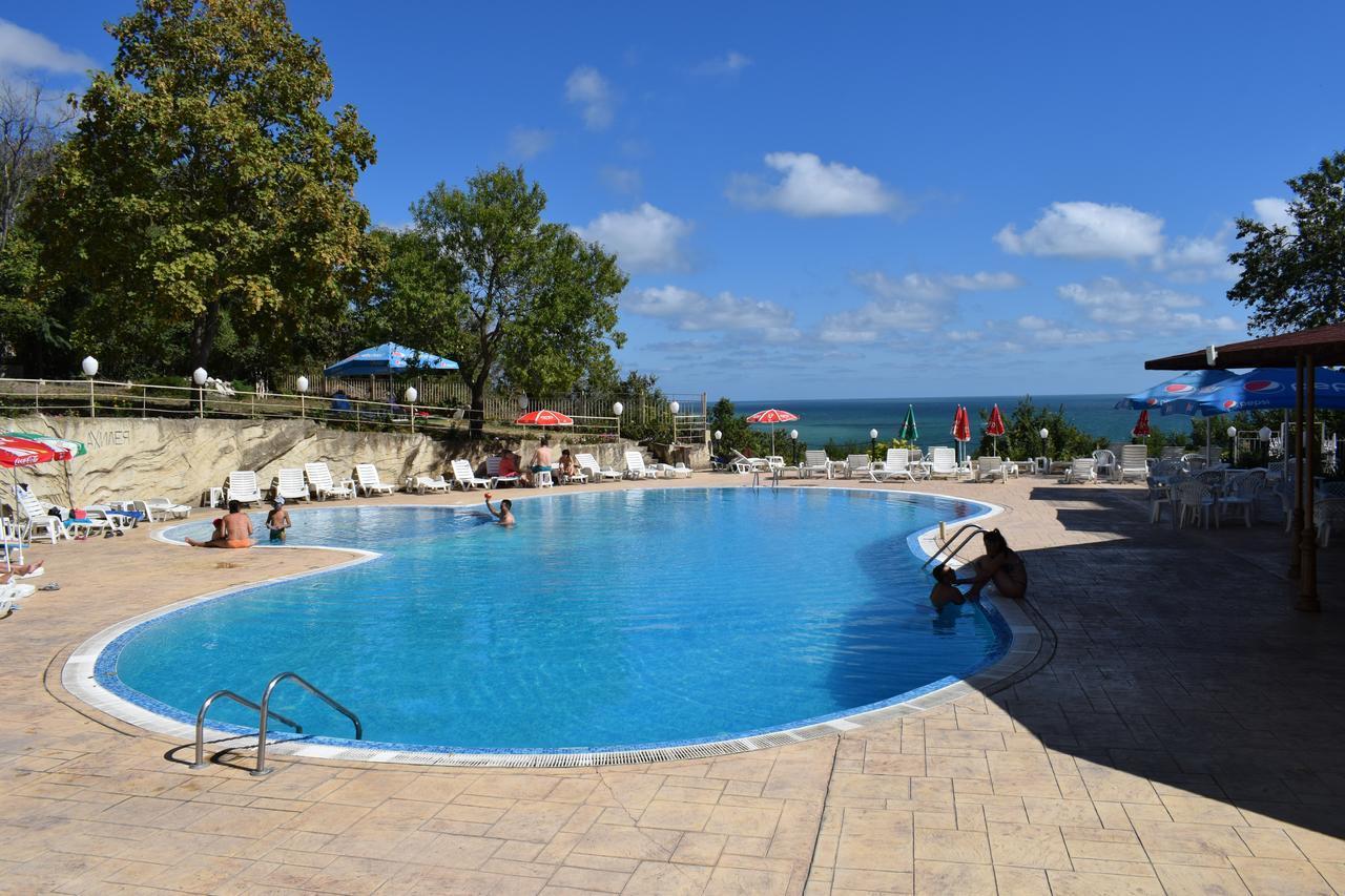 Ahilea Hotel - Free Pool Access Balchik Bagian luar foto