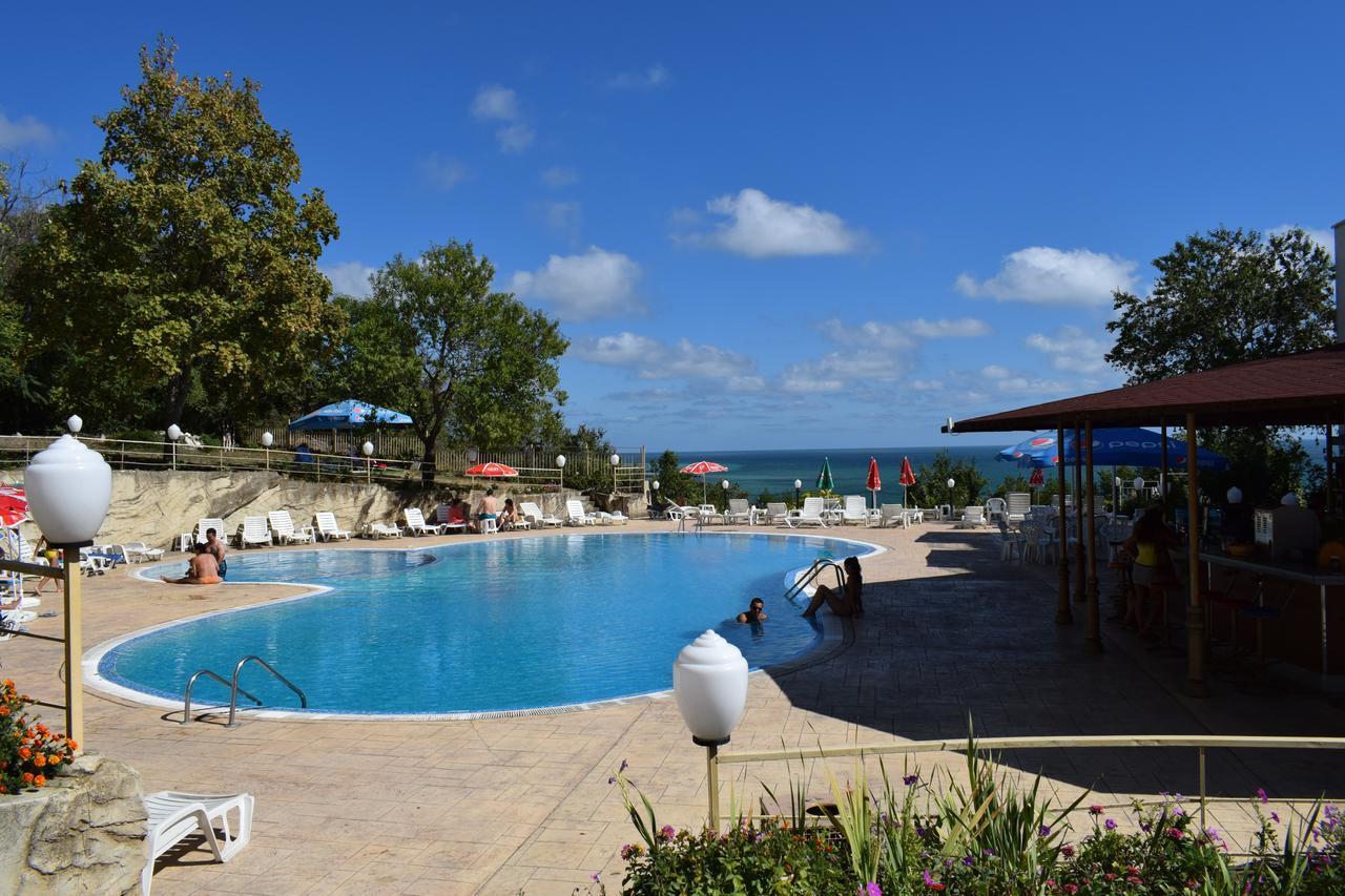 Ahilea Hotel - Free Pool Access Balchik Bagian luar foto