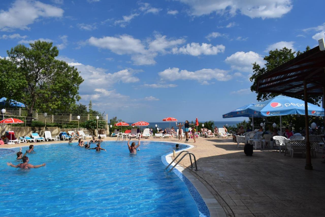 Ahilea Hotel - Free Pool Access Balchik Bagian luar foto