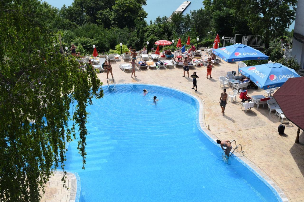 Ahilea Hotel - Free Pool Access Balchik Bagian luar foto