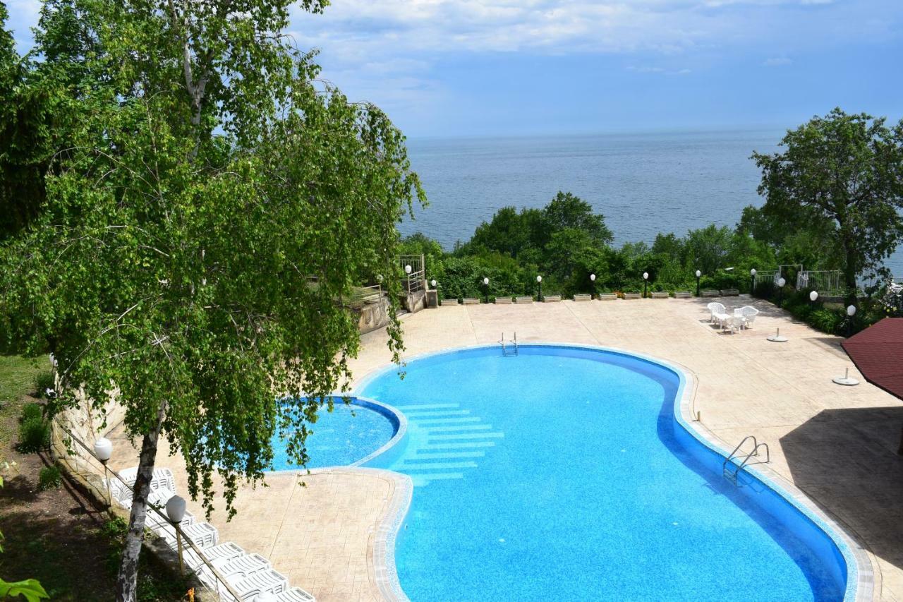 Ahilea Hotel - Free Pool Access Balchik Bagian luar foto