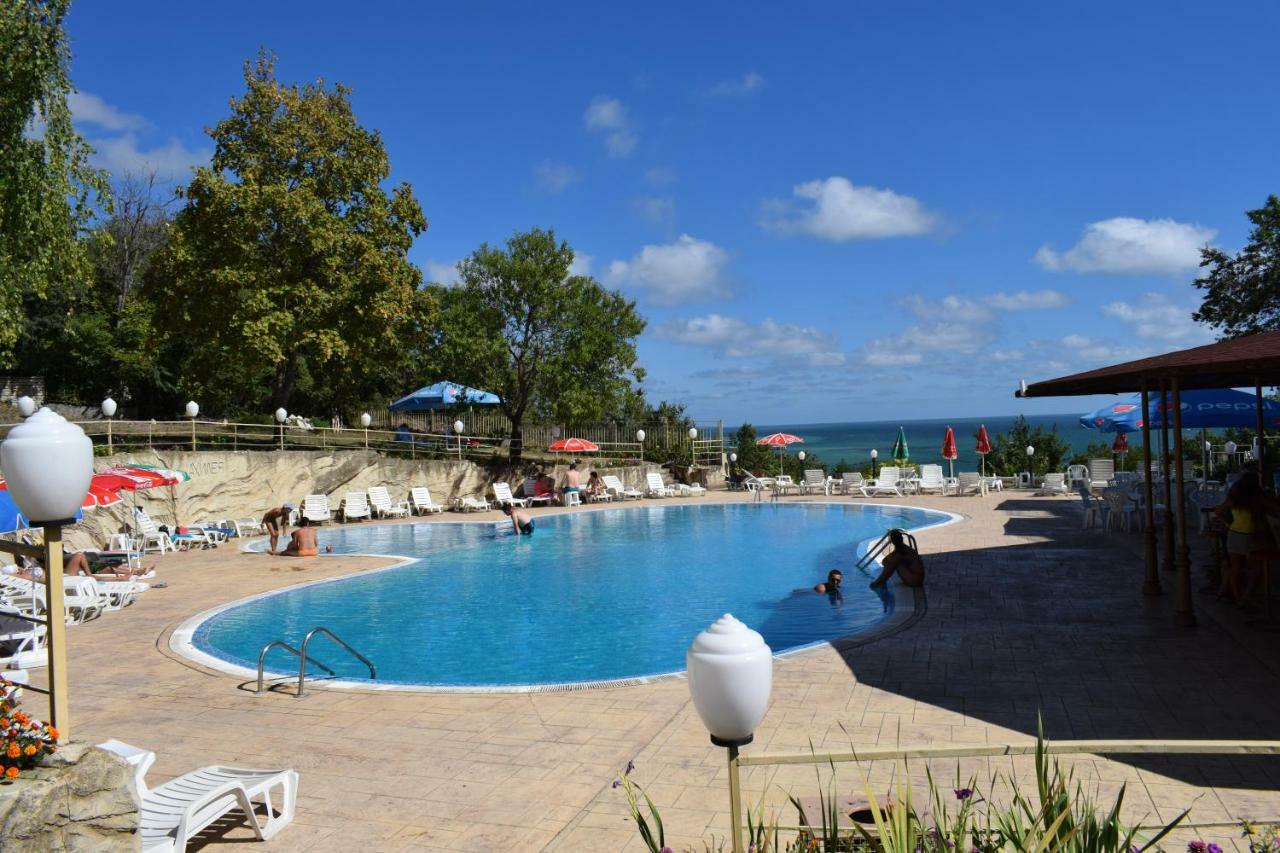 Ahilea Hotel - Free Pool Access Balchik Bagian luar foto