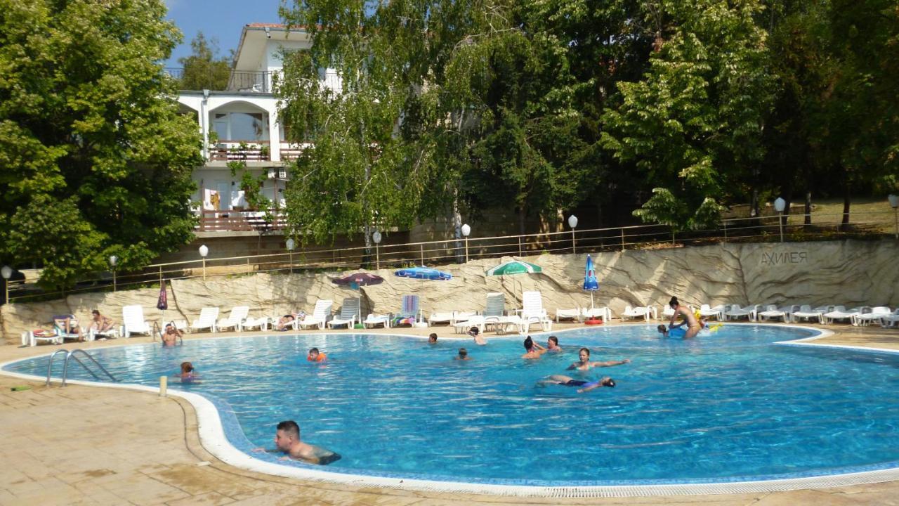 Ahilea Hotel - Free Pool Access Balchik Bagian luar foto